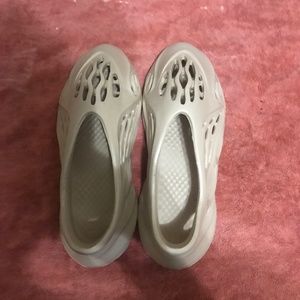 Caramel yeezy foam runners